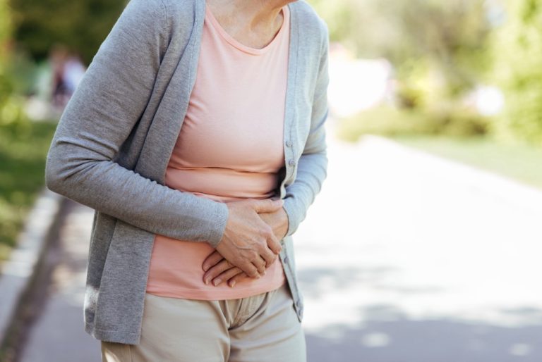 O câncer de intestino, também conhecido como câncer colorretal, afeta o intestino grosso e o reto, e é causado pela multiplicação desordenada das células nesta região. É uma das neoplasias mais comuns em todo o mundo, sendo responsável por cerca de 10% de todas as mortes por câncer. Segundo informações do AC Camargo Cancer Center, 1 a cada 20 pessoas será acometida pela doença ao longo da vida. As estatísticas do Instituto Nacional do Câncer também revelam que esse tipo de tumor só fica atrás, em termos de prevalência, do câncer de pele, próstata e mama. O tratamento pode ser bastante complexo, exigindo a integração de uma equipe multidisciplinar para oferecer melhores resultados e chances de cura, especialmente quando a doença é diagnosticada em seus estágios iniciais. Se você quer mais esclarecimentos sobre câncer de intestino, seus sintomas, causas, diagnóstico e tratamento, leia esse texto até o final. O que é e o que causa câncer de intestino? É um tumor maligno que se desenvolve no intestino, quando as células saudáveis do cólon (intestino grosso) e reto começam a sofrer mutações. A doença tem início com pequenos pólipos (aglomerados de células) no revestimento do cólon, que são benignos nos estágios iniciais, mas com o tempo podem sofrer uma transformação maligna, tornando-se câncer. Essa transformação de um pólipo benigno em uma lesão maligna pode levar cerca de 10 anos para ocorrer. Portanto, removê-los ainda na fase benigna, é bastante efetivo para evitar o surgimento do câncer. A identificação e remoção desses pólipos é feita através de um exame chamado colonoscopia, que consiste na passagem de um aparelho com uma câmera na sua extremidade através do reto, percorrendo todo o cólon.